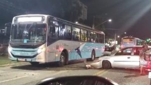 Acidente com 5 veículos deixa quatro feridos leves no Parque Industrial, em São José dos Campos