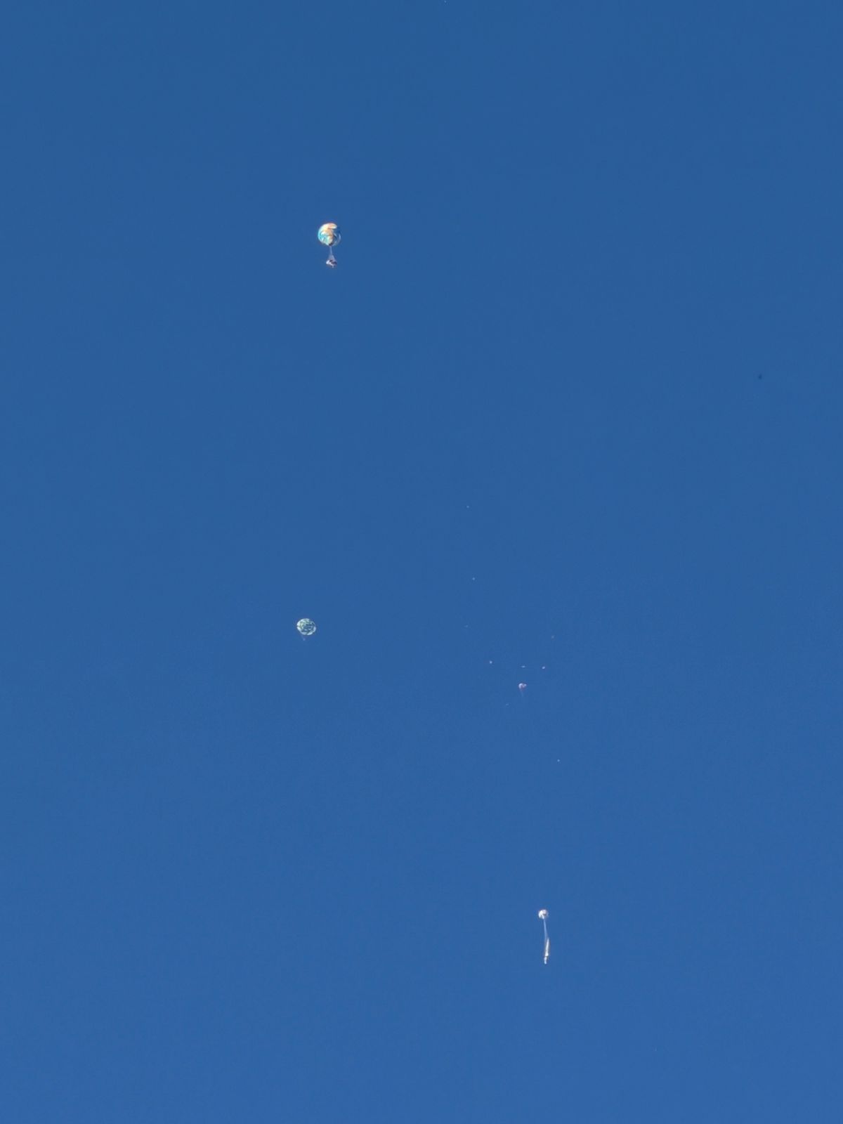 Balões foram vistos sobrevoando