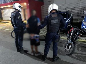 Equipe da GCM recupera motocicleta roubada e apreende arma após abordagem