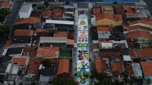 Moradores se unem para pintar ruas e manter tradição da Copa em São José dos Campos