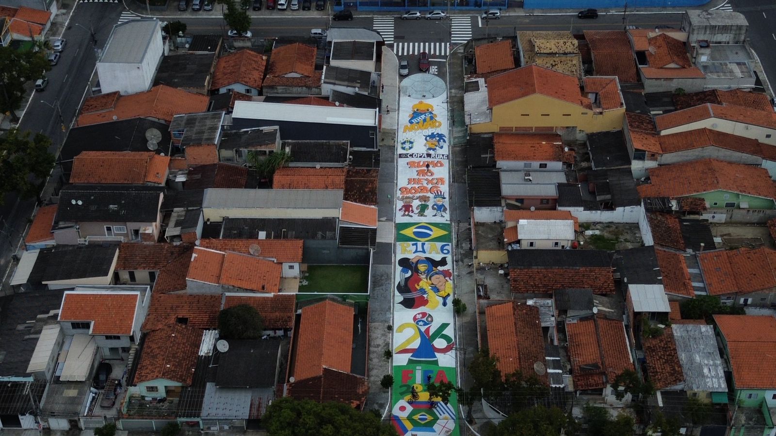 Moradores se unem para pintar ruas e manter tradição da Copa em São José dos Campos