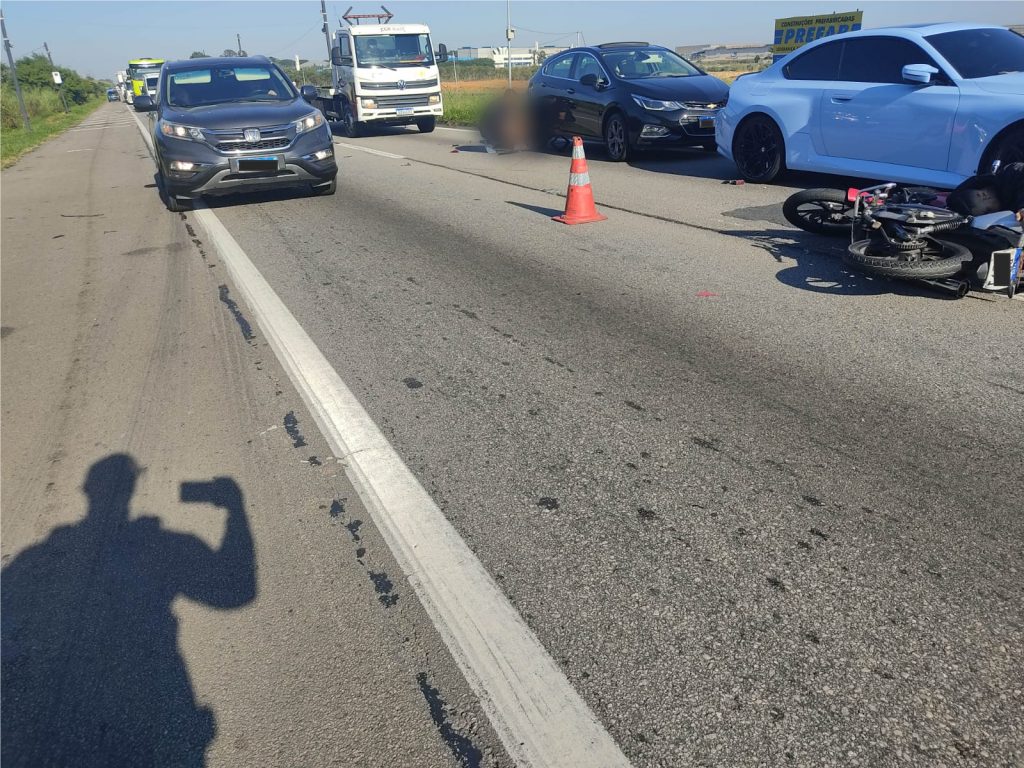 Engavetamento com motos deixa dois feridos graves na Via Dutra, em São José