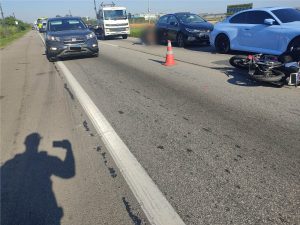 Engavetamento com motos deixa dois feridos graves na Via Dutra, em São José