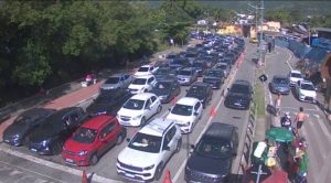 Caos na fila da balsa em Ilhabela: 4 horas de fila sob calor de 30º C