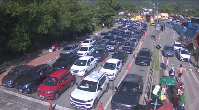 Caos na fila da balsa em Ilhabela: 4 horas de fila sob calor de 30º C