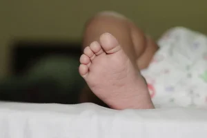 Justiça de SP condena mãe à pena de 10 anos por tortura contra bebê de 20 dias e determina perda do poder familiar