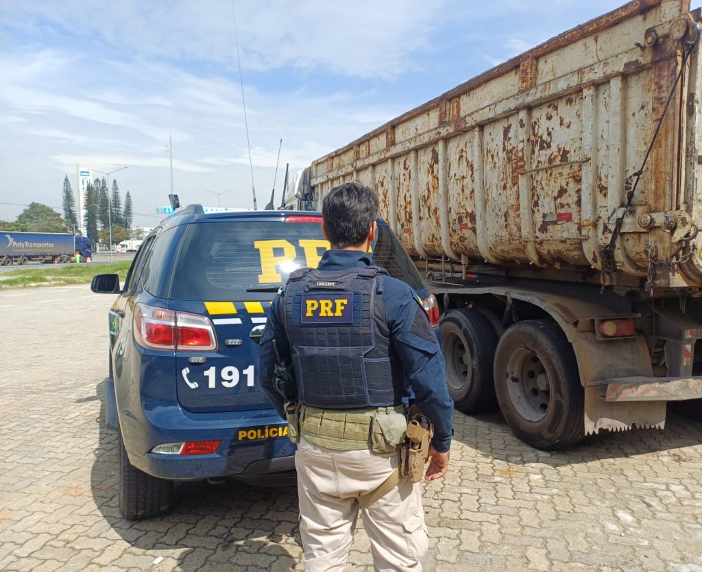 PRF flagra caminhão com freios inoperantes na Via Dutra, em Jacareí, e retém veículo