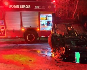 Capotamento na Rio-Santos deixa duas pessoas feridas em Caraguatatuba