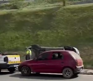 Principal via joseense, Anel Viário registra capotamento nesta quinta