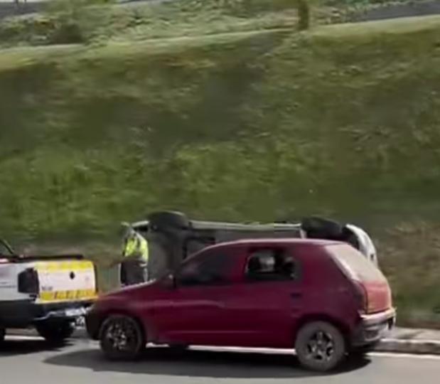 Principal via joseense, Anel Viário registra capotamento nesta quinta