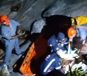 Turista sofre queda em costeira na Praia do Curral, em Ilhabela, e é socorrida com suspeita de fratura