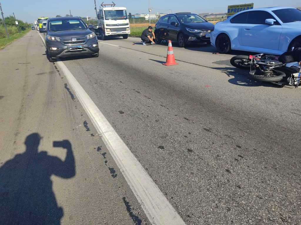 Engavetamento com motos deixa dois feridos graves na Via Dutra, em São José