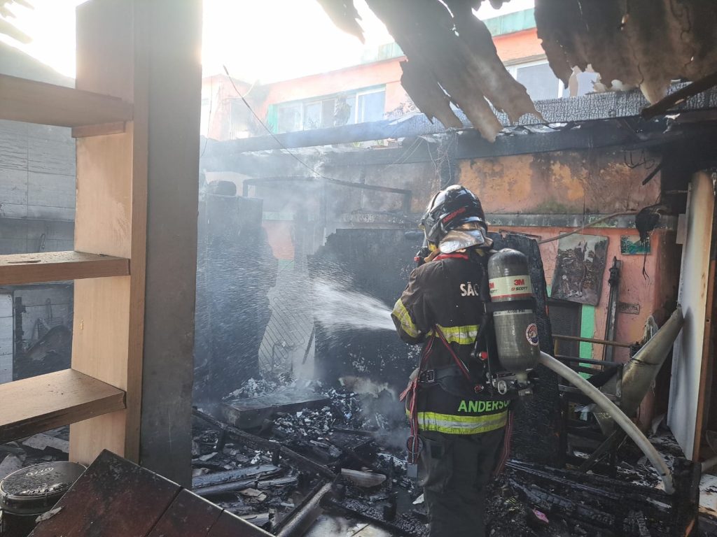 Incêndio em residência deixa homem ferido na Praia das Palmeiras, em Caraguatatuba