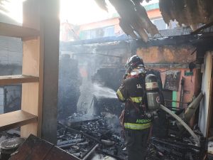 Incêndio em residência deixa homem ferido na Praia das Palmeiras, em Caraguatatuba
