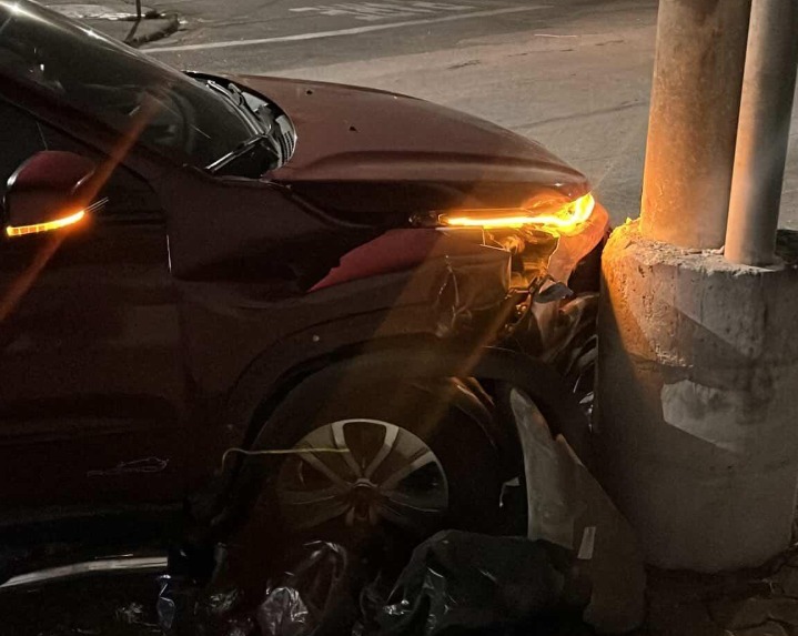 Motorista passa mal após deixar hospital e acerta poste na zona sul