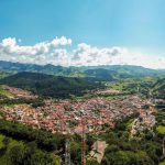 Acidente de parapente em São Bento do Sapucaí deixa homem ferido após queda de 10 metros