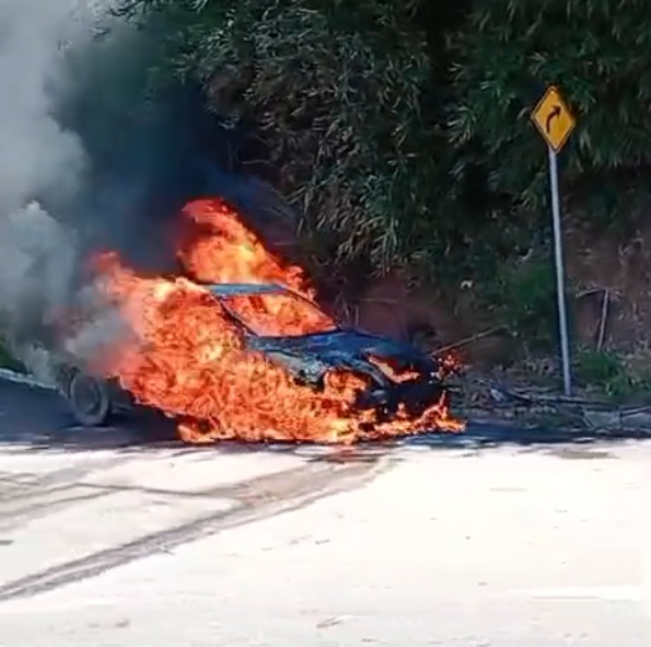 Carro pega fogo e é consumido pelas chamas na SP-50, em São José dos Campos 