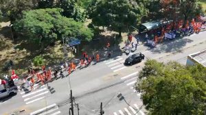 Funcionários da Urbam fazem protesto no 5º dia de greve em São José dos Campos