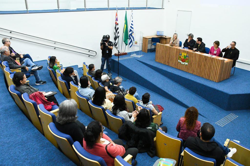 População, protetores e representantes de entidades participaram de discussão sobre desafios e investimentos na área. Foto: Flávio Pereira/CMSJC