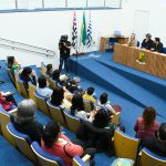 População, protetores e representantes de entidades participaram de discussão sobre desafios e investimentos na área. Foto: Flávio Pereira/CMSJC