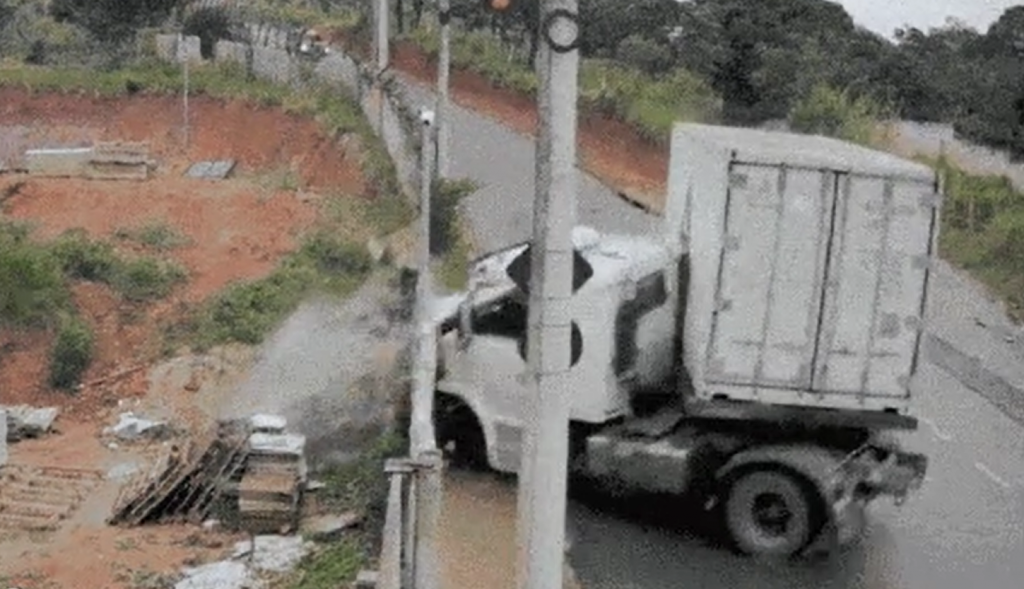 Caminhão perde controle em descida, derruba poste e destrói muro em São José dos Campos