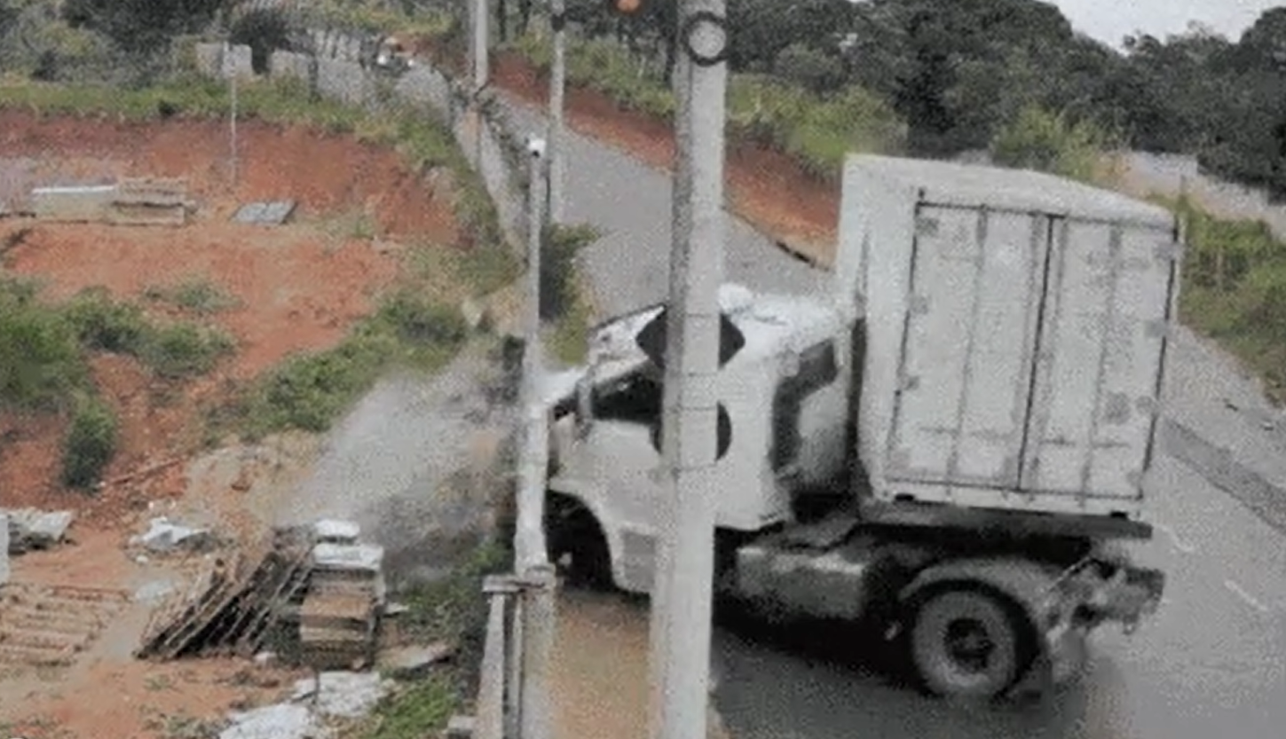 Caminhão perde controle em descida, derruba poste e destrói muro em São José dos Campos