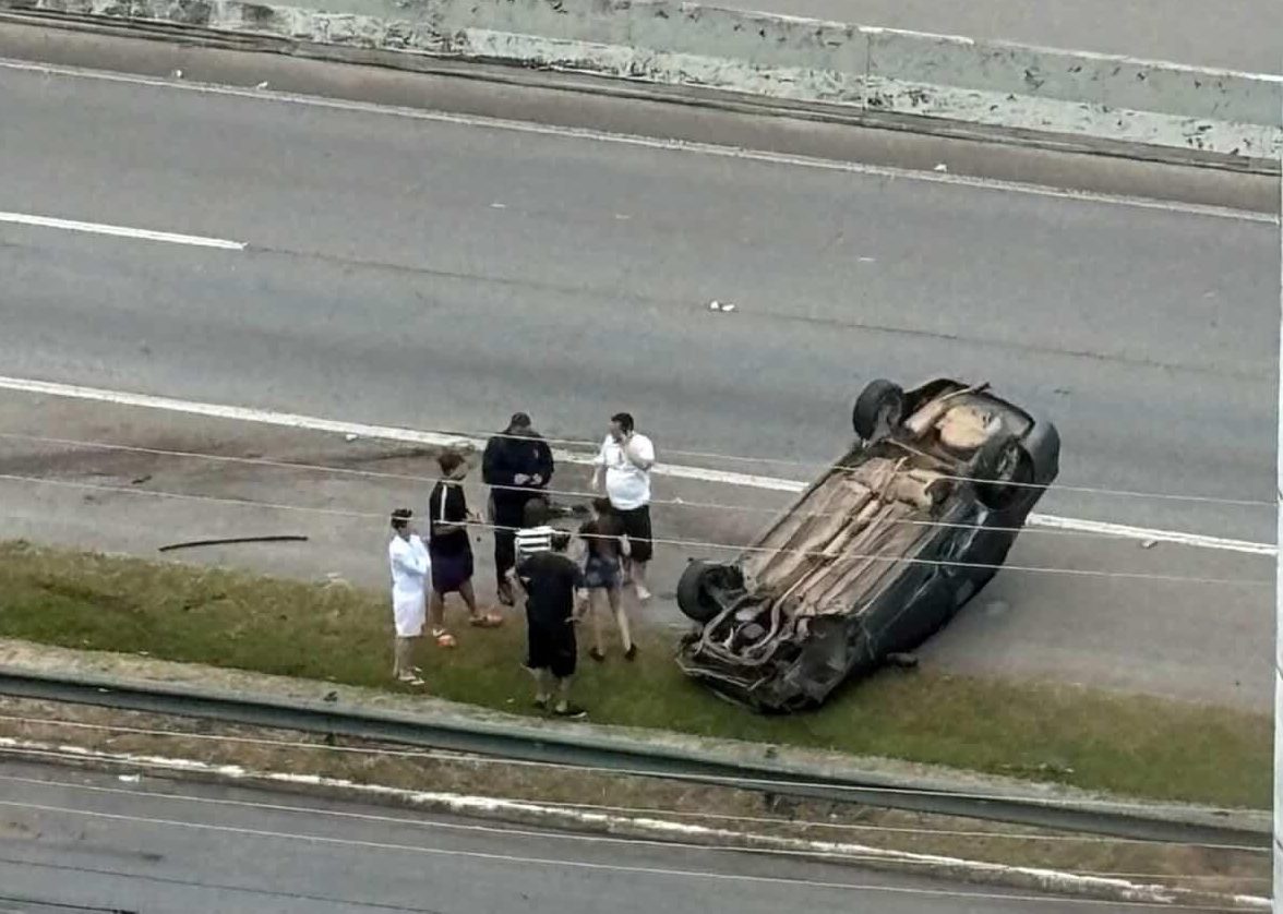 acidente São José, capotamento, trânsito SJC, Avenida Mario Covas