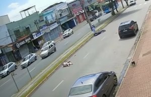 Idosa é atropelada por moto na avenida Cidade Jardim em São José dos Campos