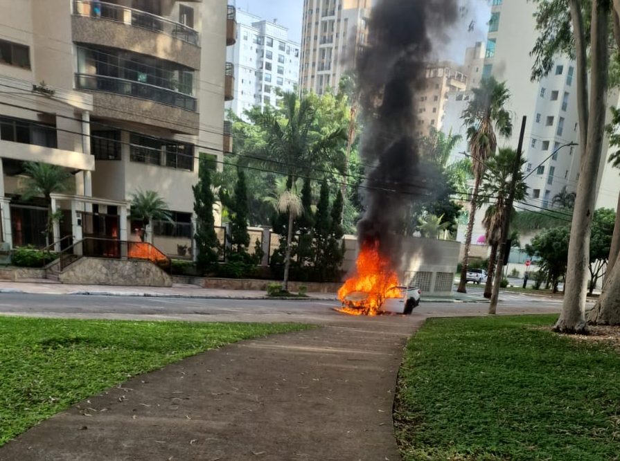 Incêndio em carro mobiliza Bombeiros na Praça Ulisses Guimarães, no Jardim Aquarius