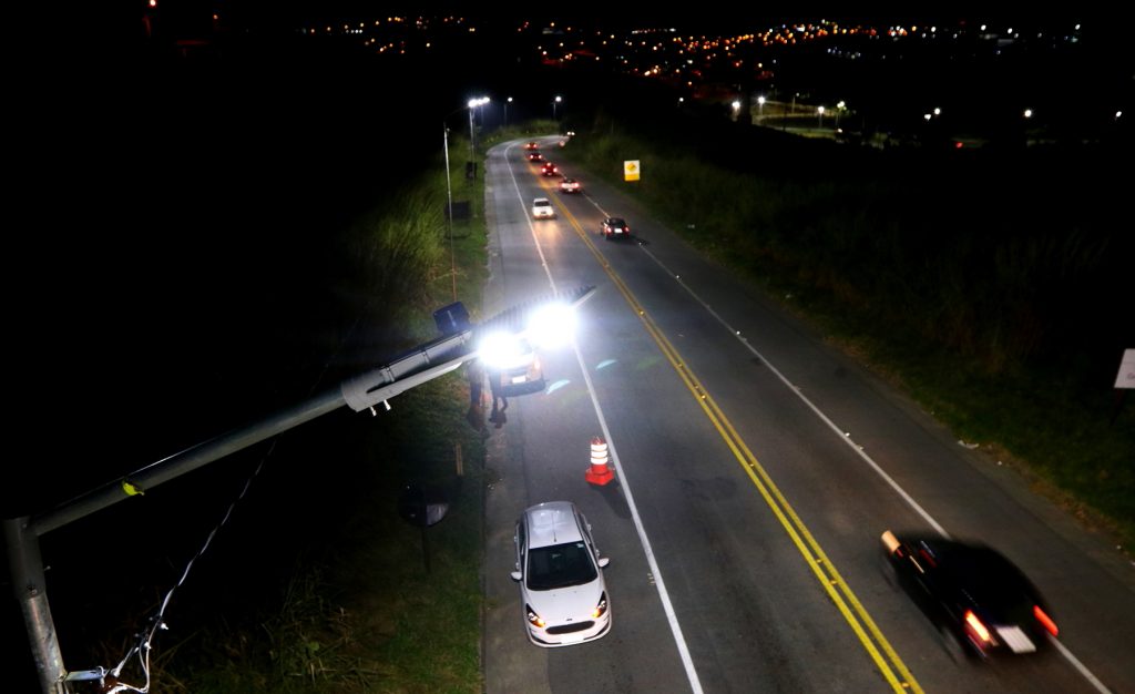 Jacareí inicia troca de mil luminárias de LED em mais de 20 bairros