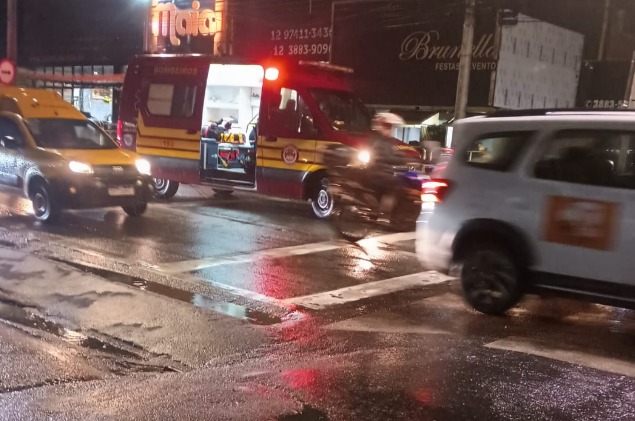 Motociclista fica ferida após colisão com carro próximo à Rodoviária de Caraguatatuba
