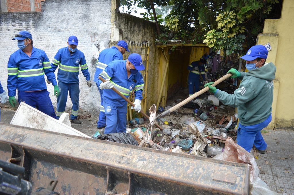 Prefeitura retira 3,5 toneladas de lixo acumulado em casa em São José dos Campos