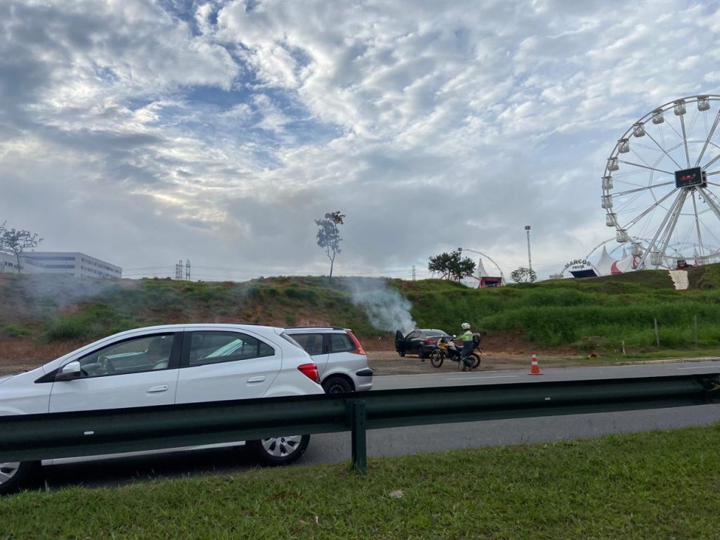 Princípio de incêndio em carro complica trânsito no Anel Viário em São José