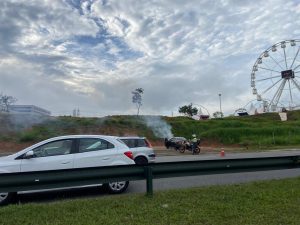 Princípio de incêndio em carro complica trânsito no Anel Viário em São José