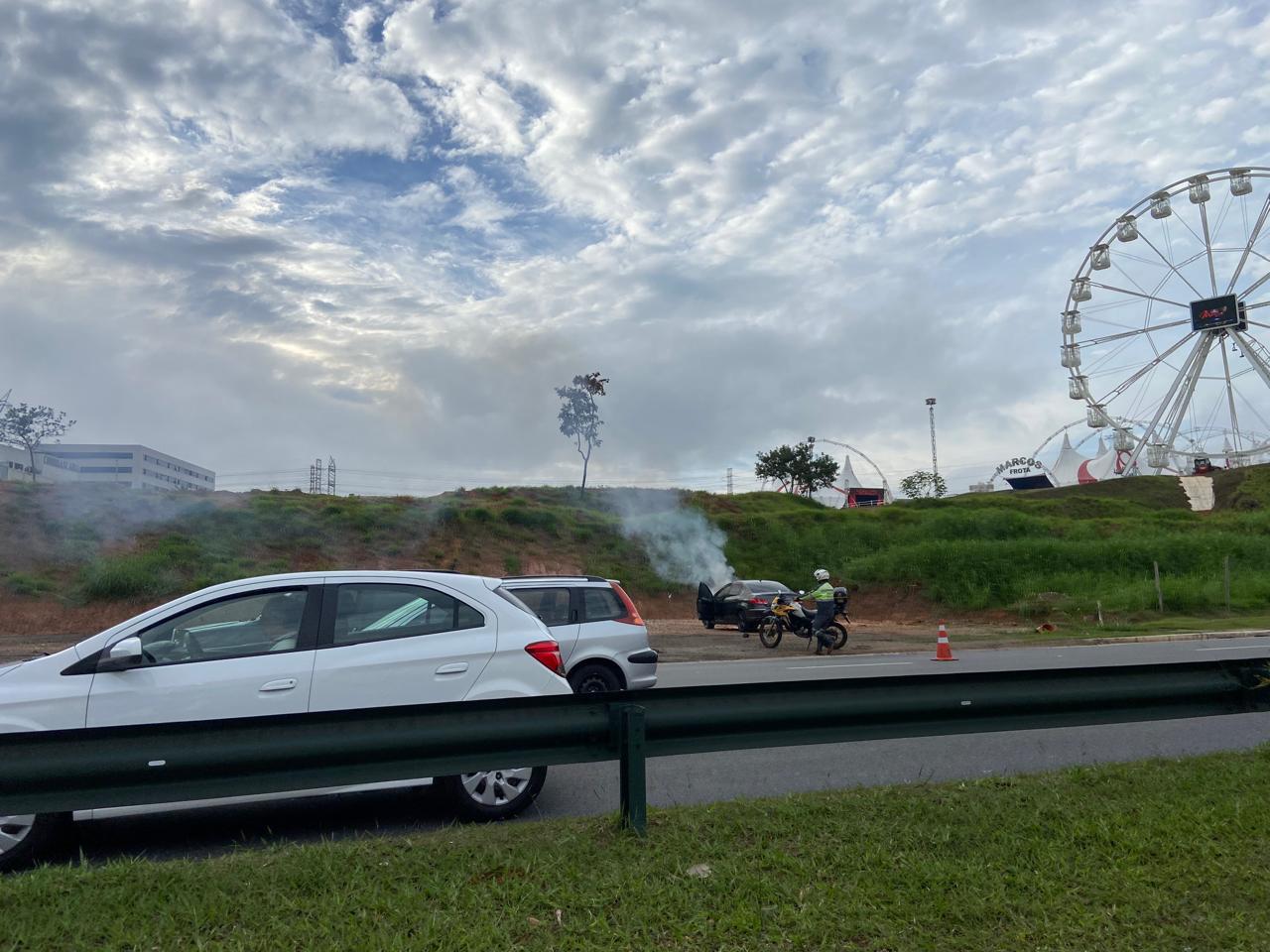 Princípio de incêndio em carro complica trânsito no Anel Viário em São José
