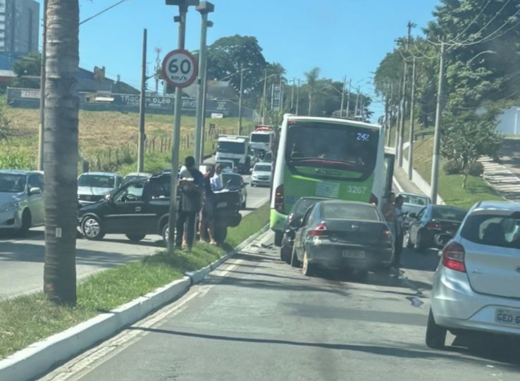 Acidente envolvendo ônibus e três carros causou lentidão na avenida Pedro Friggi, na região do Vista Verde