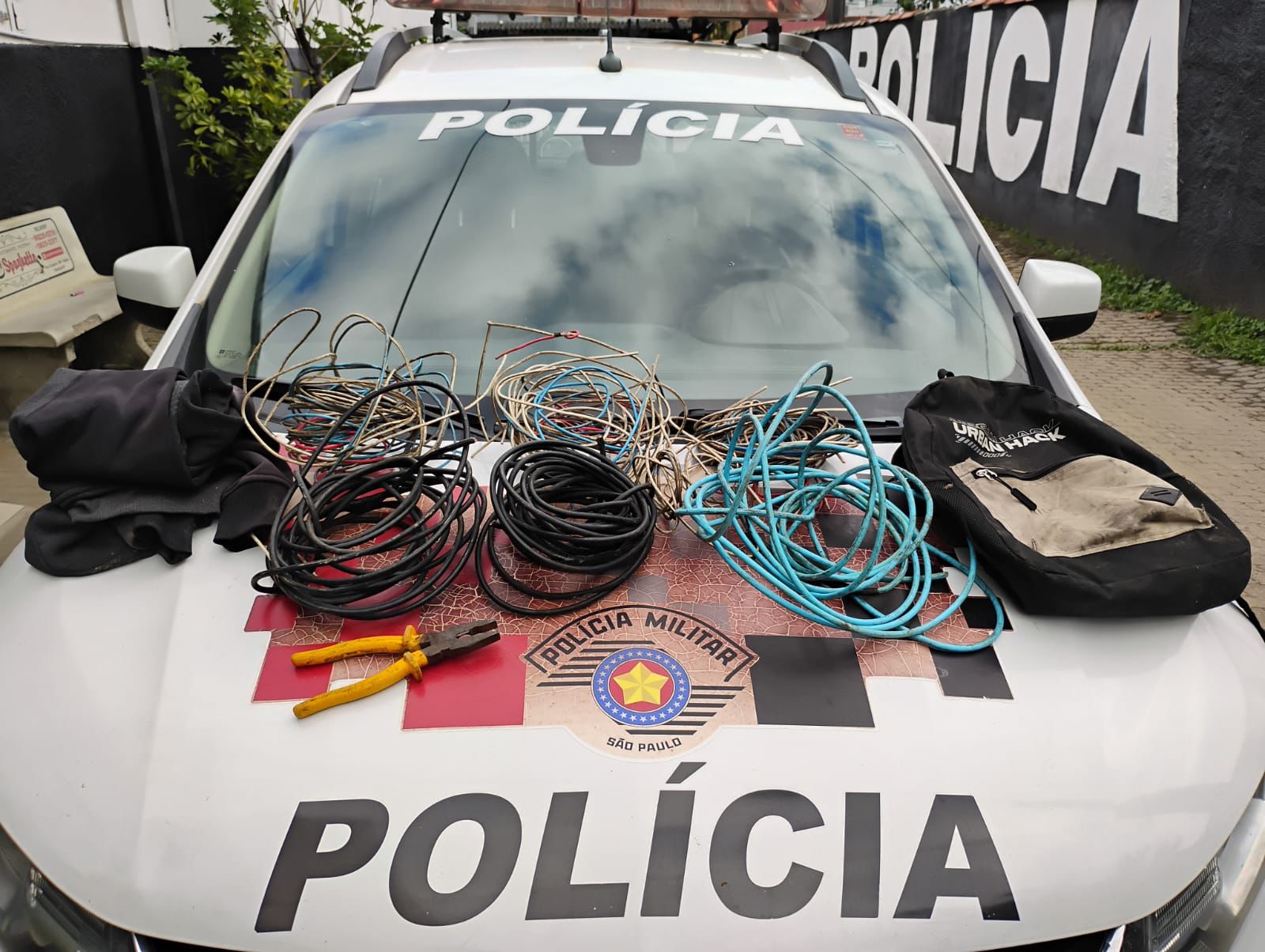 Homem foi preso em flagrante após tentativa de fuga pelo telhado de residência em Ubatuba