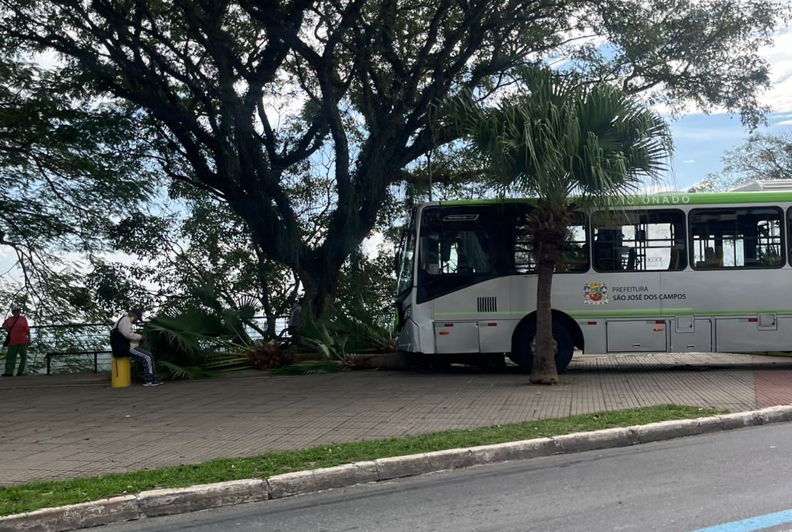 Ônibus invade calçada após bater em poste na avenida São José