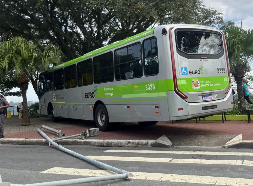 Ônibus invade calçada após bater em poste na avenida São José