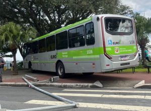 Ônibus invade calçada após bater em poste na avenida São José