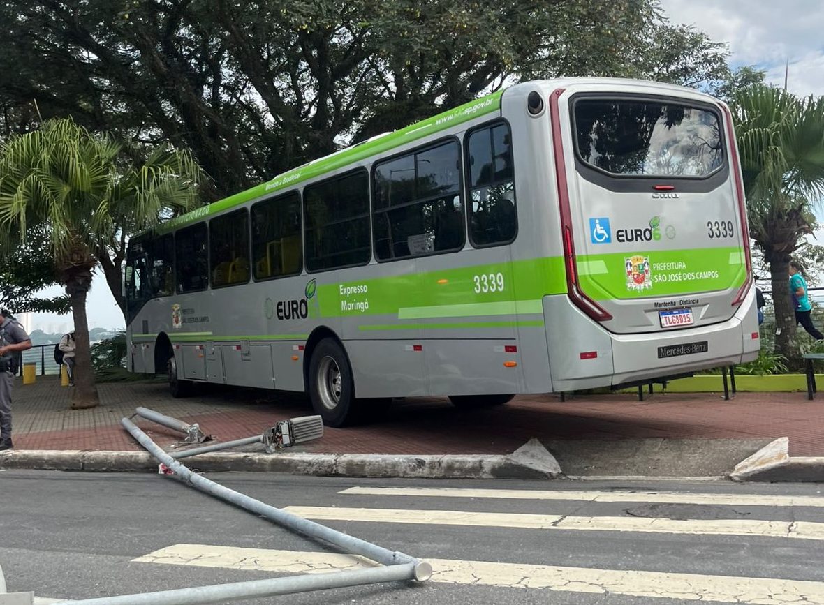 Ônibus invade calçada após bater em poste na avenida São José