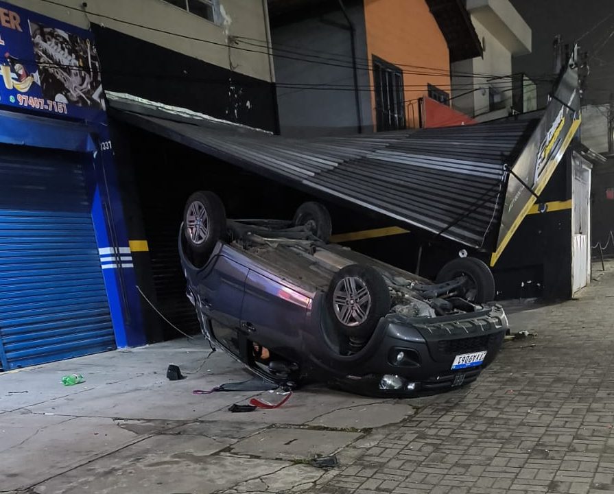 Acidente com capotamento deixa três feridas na avenida Rui Barbosa em São José dos Campos