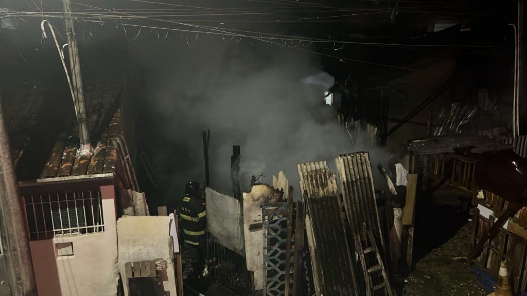 Bombeiros combateram incêndio em residência de madeira na noite deste sábado, em Caraguatatuba