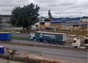 Carreta perdeu o controle e atingiu guard rail da Via Dutra, em São José dos Campos.