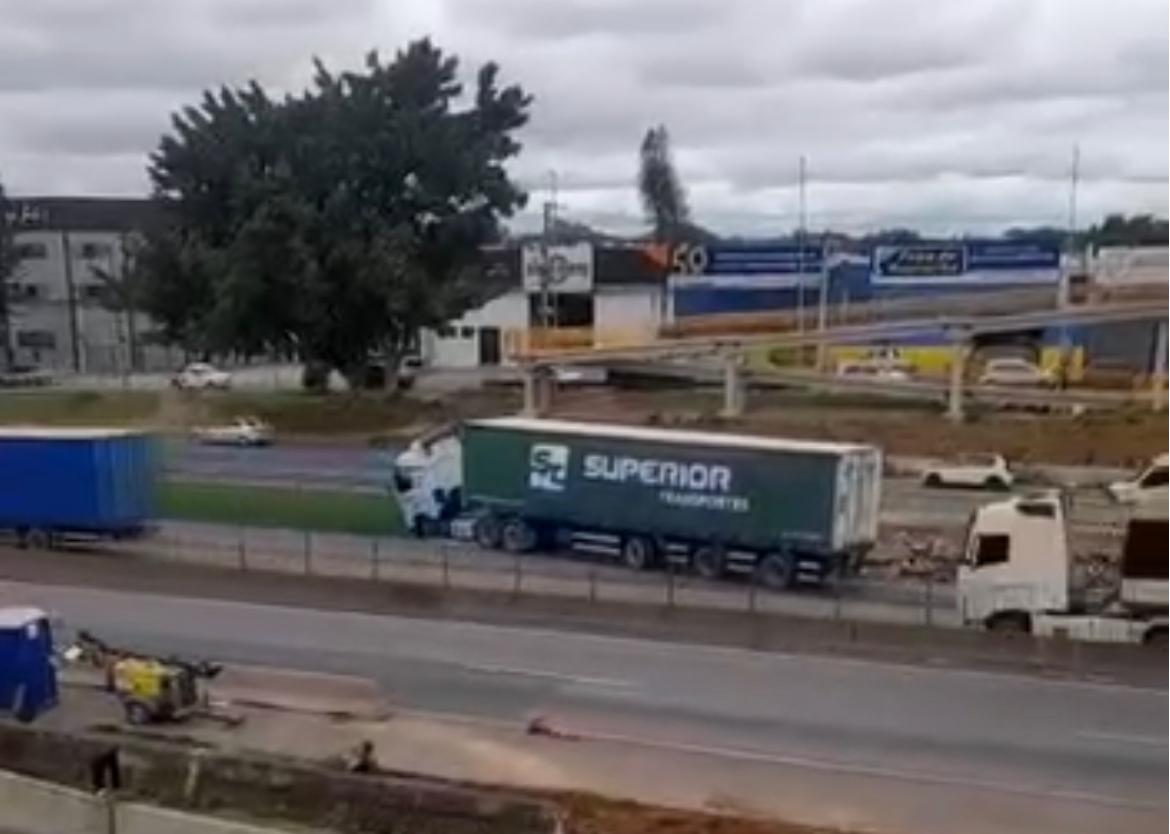 Carreta perdeu o controle e atingiu guard rail da Via Dutra, em São José dos Campos.