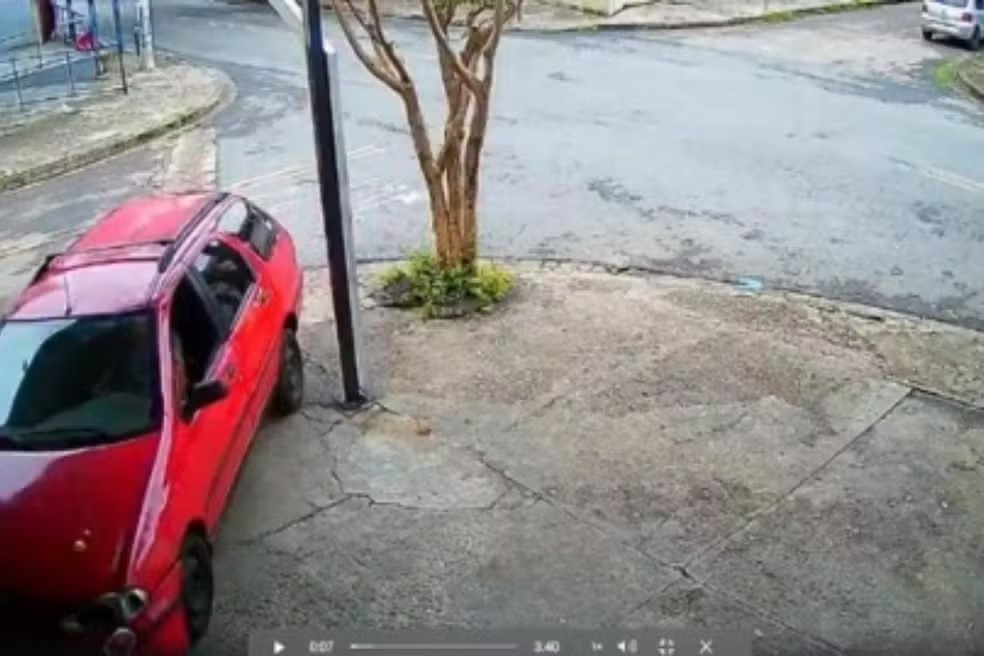 Homem foi preso após invadir casa da ex-namorada e bater carro durante fuga