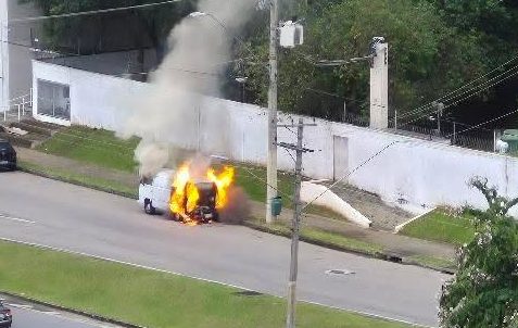 Kombi pega fogo