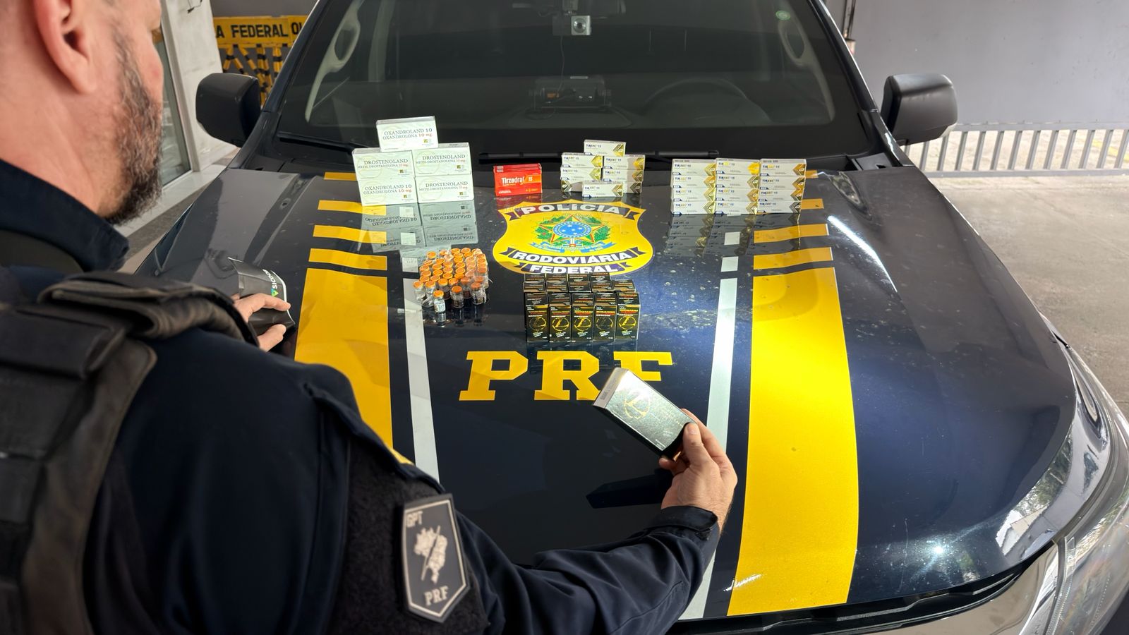 Produtos estavam escondidos em fundo falso no porta-malas de veículo abordado pela PRF