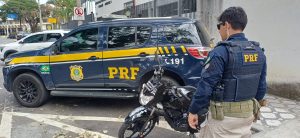 Homem foi preso em flagrante após mulher denunciar cárcere privado durante abordagem da PRF