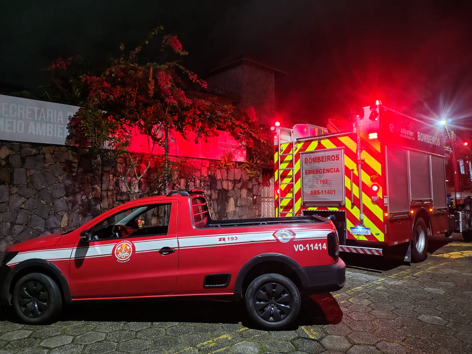 Bombeiros controlaram incêndio em prédio da Secretaria do Meio Ambiente de Caraguatatuba